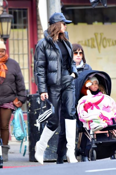 Ирина Шейк гуляет с мамой и дочкой в Нью-Йорке