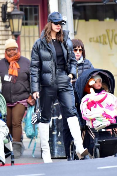 Ирина Шейк гуляет с мамой и дочкой в Нью-Йорке